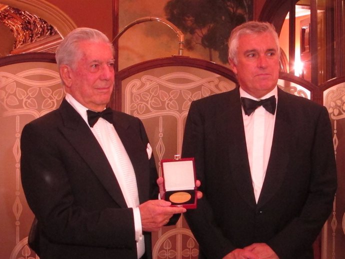 El Escritor Mario Vargas Llosa Recibe La Medalla De Oro Del Círculo Del Liceo