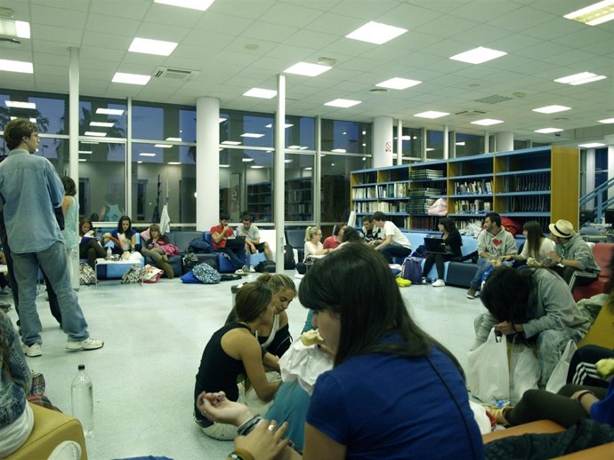 Alumnos Se Encierran En El Campus De Puerto Real      