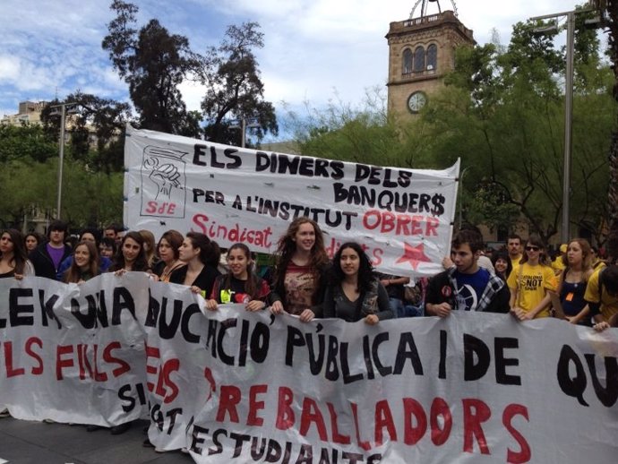 Cabecera De La Manifestación En Barcelona Contra Los Recortes En Educación