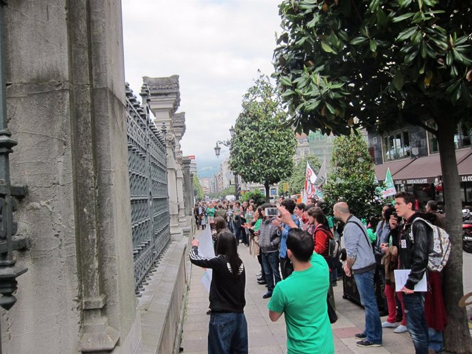 Protesta De Profesores Y Alumnos Ante La Junta General.