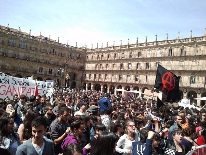 Estudiantes En La Plaza Mayor De Salamanca