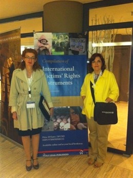 Maite Pagazaurtundua Y Cristina Cuesta En Un Simposio En La Haya