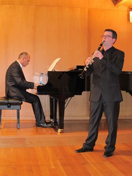 Alejo Amoedo Y Asterio Leiva En La Interpretación De Una De Sus Piezas