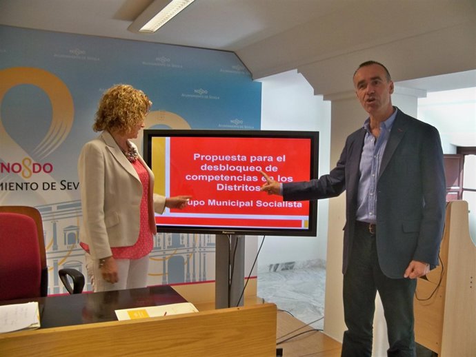 Los Concejales Antonio Muñoz Y Adela Castaño