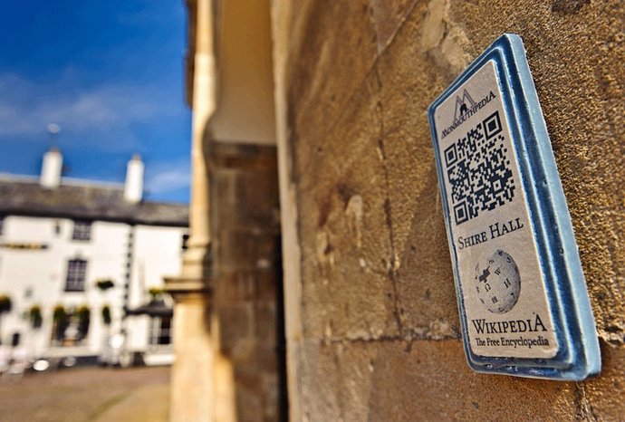Imagen De Un Código QR De Wikipedia En La Ciudad De Monmouth