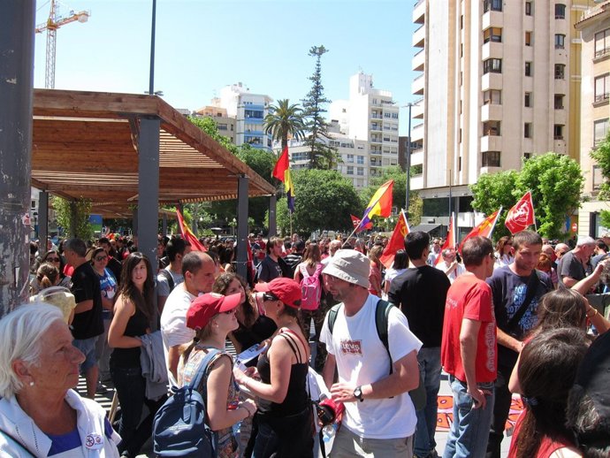 Concentración En La Plaza De La Montanyeta Contra Los Recortes En Educación