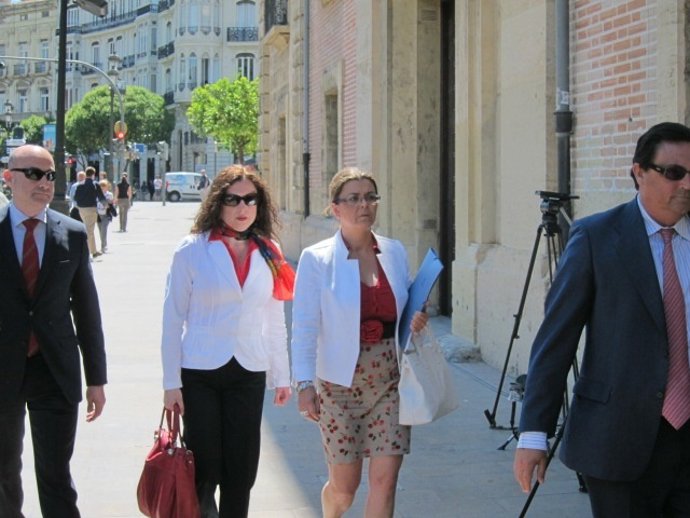 Cristina Ibáñez, La Mujer De La Izquierda, A Su Llegada Al TSJCV