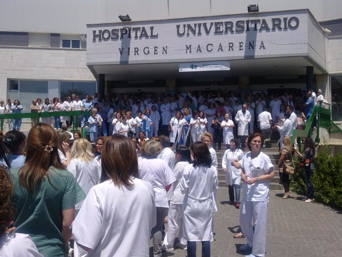 Trabajadores Del Hospital Macarena En Protesta Contra Los Recortes De La Junta