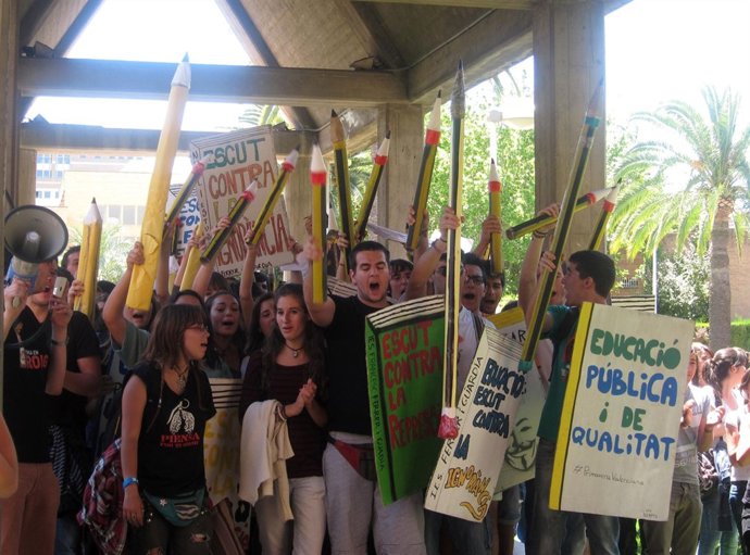 Estudiantes Durante Una Protesta En La Conselleria De Educación.