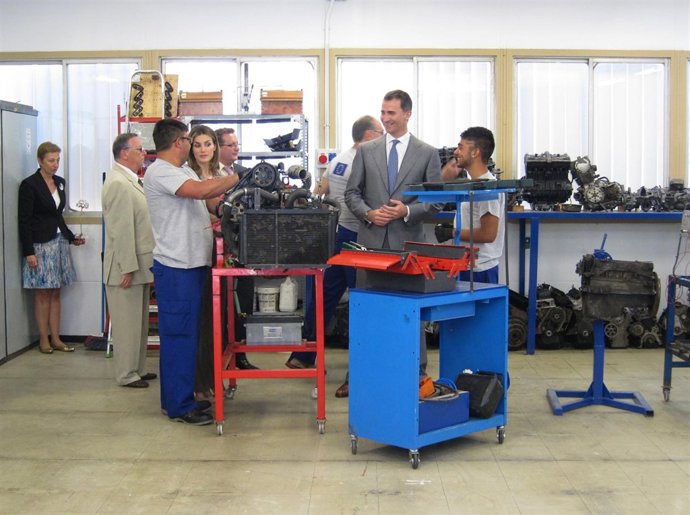 Los príncipes de Asturias visitan un taller de Cáritas en Málaga