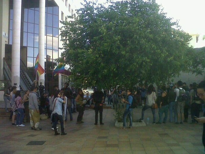 Estudiantes Concentrados Frente A La Conselleria De Educación