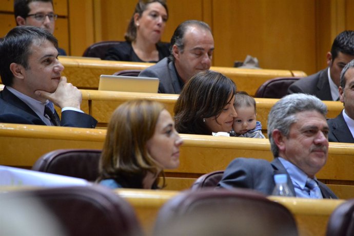 La Senadora Iolanda Pineda Con Su Hijo En El Pleno De La Cámara