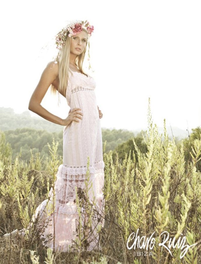 Novia vestida de moda ibicenca por Charo Ruiz 