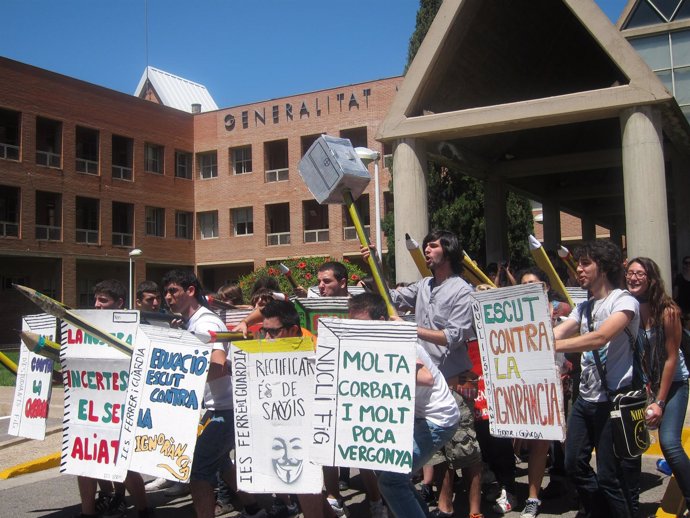 Protesta Estudiantil Contra Los Recortes En La Conselleria De Educación.