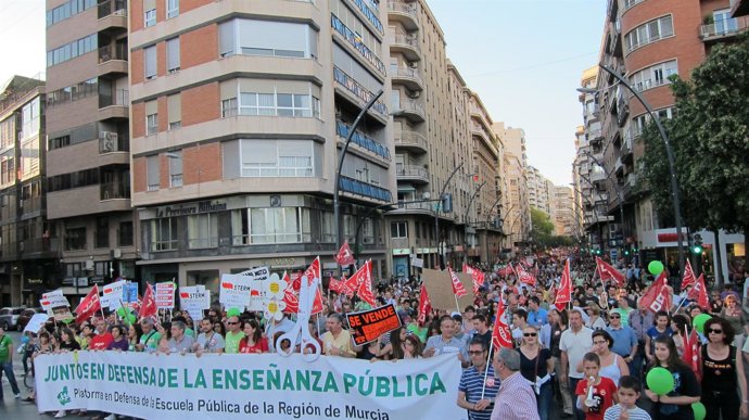Miles De Personas Se Manifiestan En Murcia En Defensa De La Educación Pública