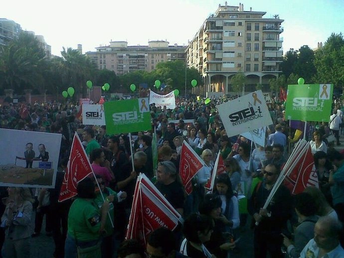 Unas 2.000 Personas Se Manifiestan Contra Los Recortes En Educación