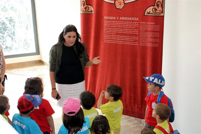 Férriz Junto A Alumnos De La Carolina Visitantes Del Museo