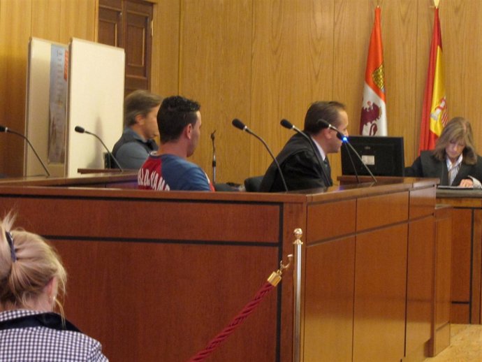 El Acusado, Junto A Su Abogado, Durante El Juicio En La Audiencia De Valladolid.