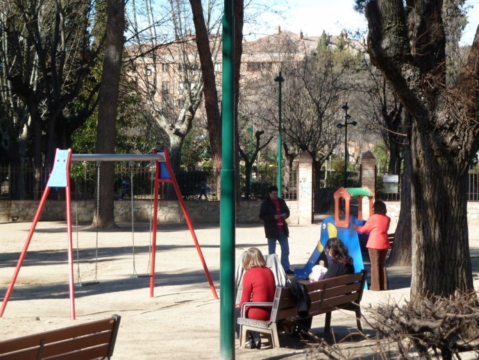 Parque infantil, niños, padres