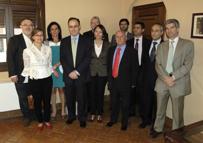 Valverde (Con Corbata Verde) Con Los Firmantes De Los Convenios