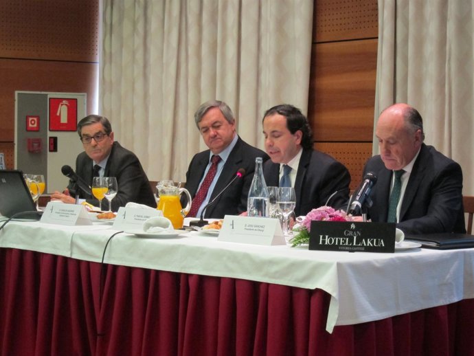 Mario Fernández (A La Izquierda De La Imagen).