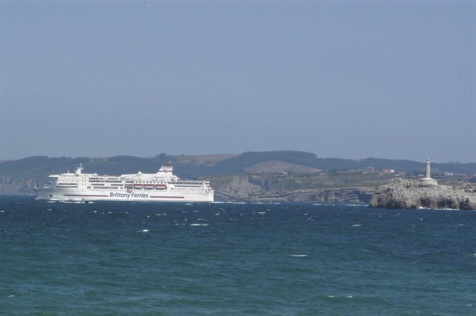 Ferry En El Puerto De Santander