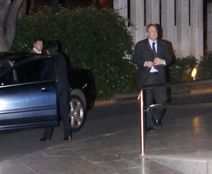 Florentino Pérez entrando al tanatorio