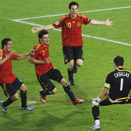 Cazorla, Villa, Fábregas va a abrazar a Casillas en la Eurocopa