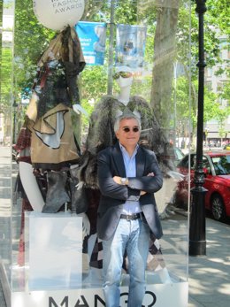 Enric Casi Ante Una De Los Las Propuestas Del Mango Fashion Awards 2012