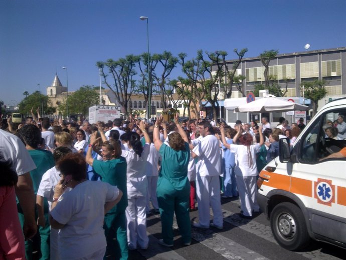 Sanitarios Del Hospital Macarena Durante La Protesta De Este Miércoles