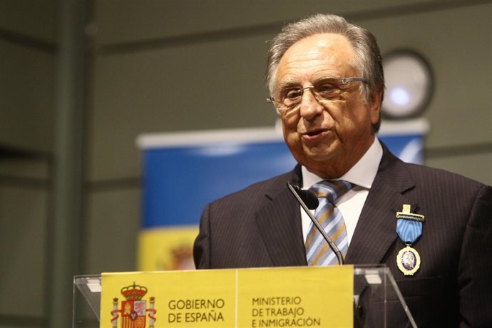 Tomás Fuertes Recibe La Medalla De Oro Al Mérito En El Trabajo