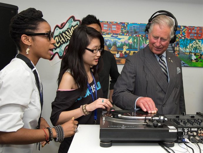 El Principe Carlos de Inglaterra actuando como DJ