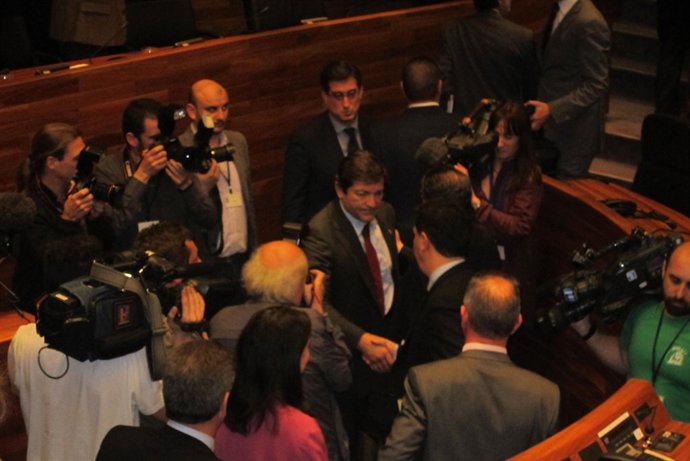 Fernández Recibe Las Felicitaciones Tras Ser Investido.