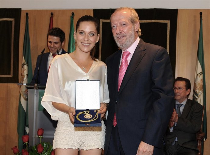 Villalobos Entrega El Galardón A María León, Hermana Del Actor Paco León