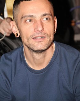 Primer plano del diseñador David Delfín