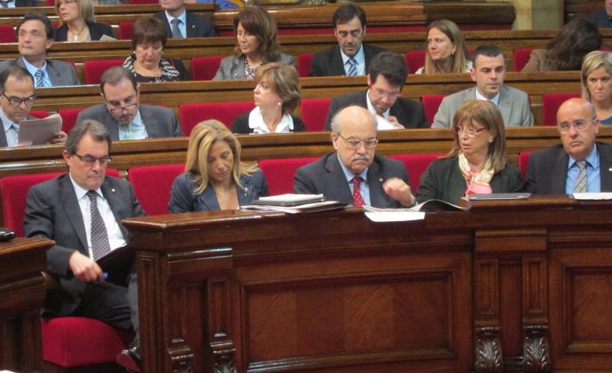 El Conseller Boi Ruiz Junto A Miembros Del Govern En El Pleno Del Parlament