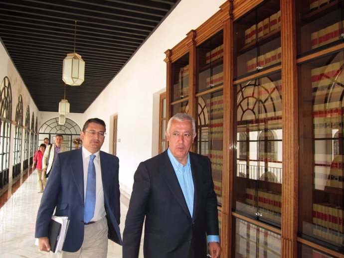 Javier Arenas y Antonio Sanz En Los Pasillos Del Parlamento