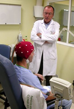 Un Médico Atiende A Un Paciente De Epilepsia