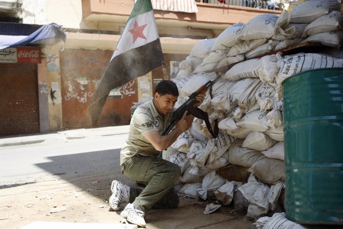Miliciano Suní Lucha Contra Partidarios Del Presidente Sirio Al Assad En Líbano