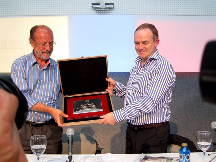El Alcalde De Valladolid Hace Entrega A Frank Wilson Del Premio TAC 2012.