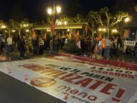 Unas 200 personas se concentran frente a la Delegación del Gobierno en contra de la reforma laboral