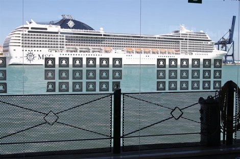 Un Crucero En El Puerto De Cádiz.