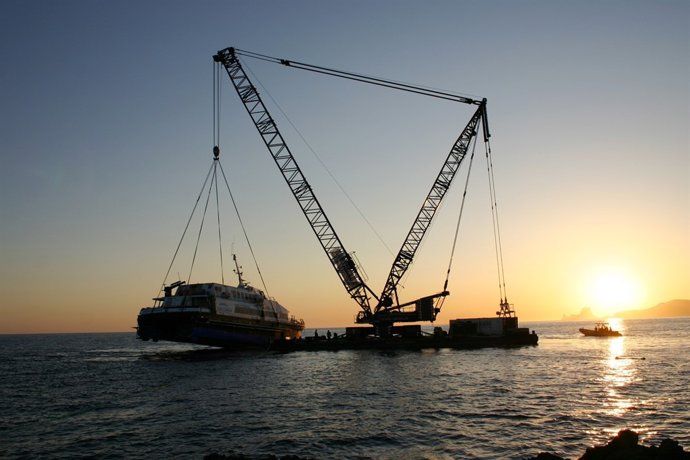 La Grúa Iza El Buque Maverick Dos 