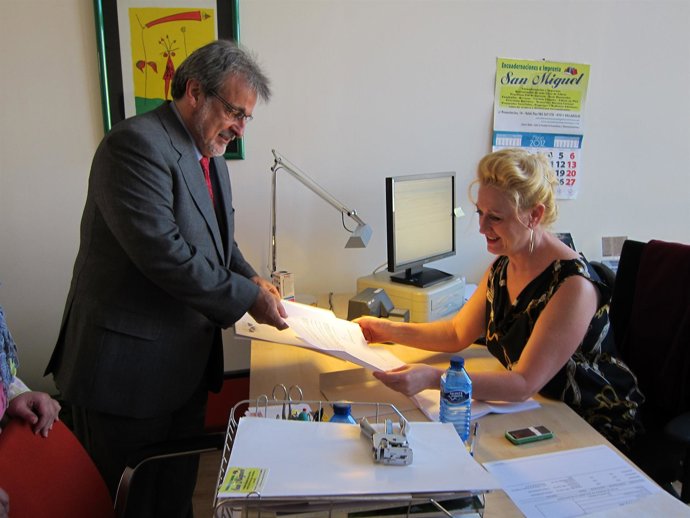 González Entrega En El Registro Su Petición De Comisión De Investigación