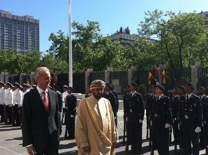 El Ministro De Defensa Y Su Homólogo Del Sultanato De Omán
