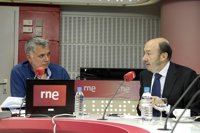 Rubalcaba acusa al Gobierno de "soberbia" y de ofrecer sólo "lentejas" 