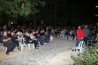 Cerca de 200 personas asisten a una concentración nocturna frente a la Delegación del Gobierno contra la Reforma Laboral