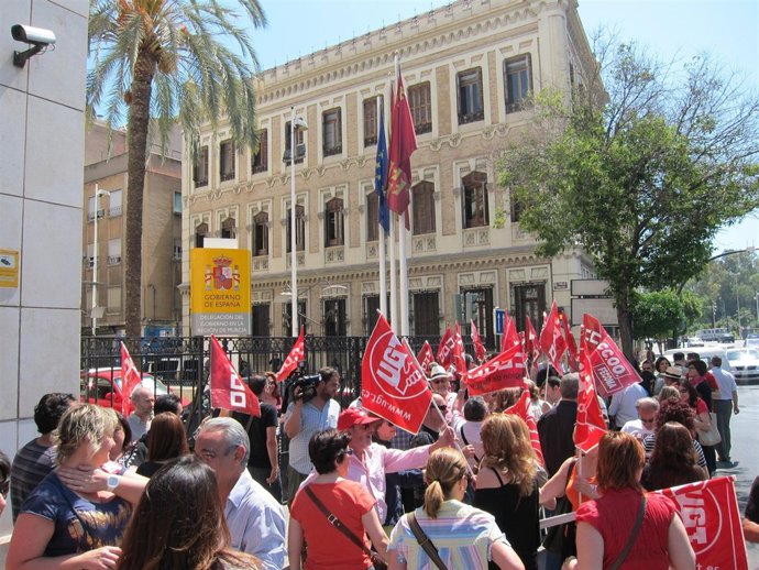 Imagen De La Concentración A Las Puertas De La Delegación Del Gobierno