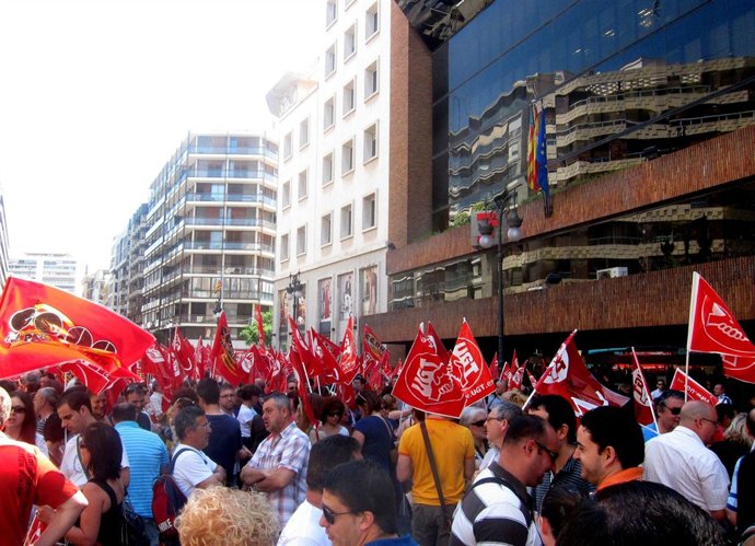 Varios Centenares De Personas Se Manifiestan Contra La Reforma Laboral