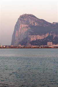 Gibraltar condena la "provocación peligrosa" de los pescadores de Algeciras